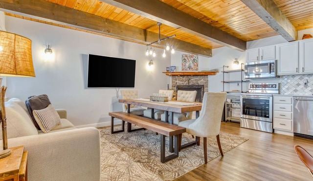 Serene condo with skiing, fireplace, mountainview, & washer&dryer
