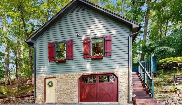 Serene cottage with fishing dock, lake views, deck, AC and kayak