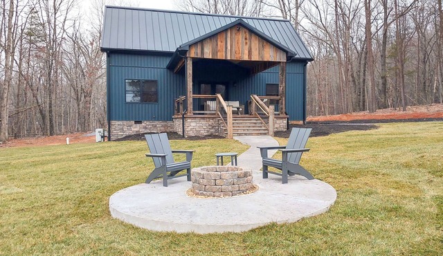 Serene Couple's Getaway w/Mtn Views in Bedford!