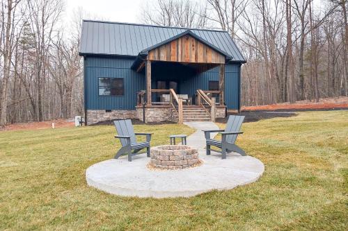 Serene Couples Getaway with Mtn Views in Bedford!