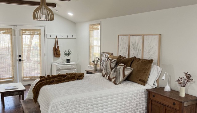 Serene & Cozy Bungalow with 1 bedroom and WiFi, AC in peaceful Kernersville