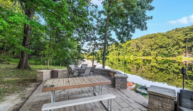 Serene & Cozy Cabin + LAKE! Near Purina Farms, Hidden Valley & Six Flags