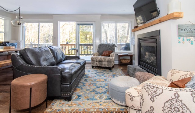 Serene Creekside Escape: Your perfect Hideout Year-Round