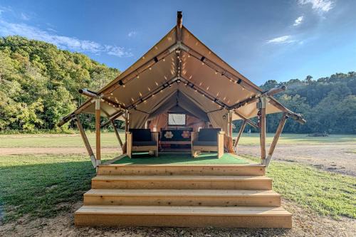 Serene Creekside Safari Tent Retreat near Smoky Mountain in Tennessee
