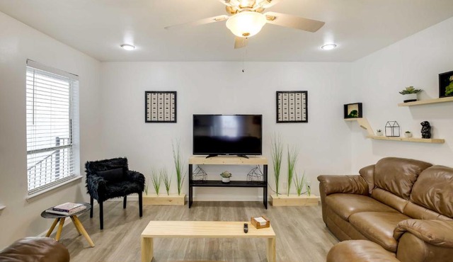 Serene Dallas Condo with Pool - Walkable Location!