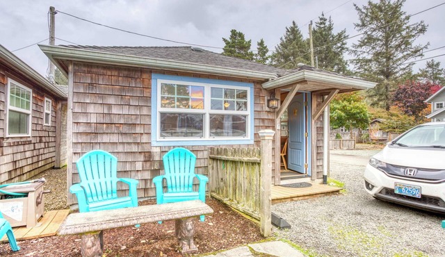Serene Dog-Friendly Cottage - Blocks to Beach & Downtown