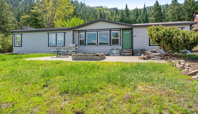 Serene dog-friendly mountain house with fireplace, amazing view, & washer/dryer