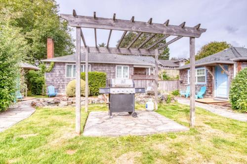 Serene Dog-Friendly Cottage - Blocks to Beach & Downtown
