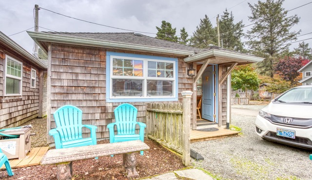 Serene Dog-Friendly Cottage - Blocks to Beach & Downtown