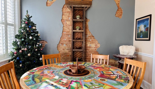 Serene Downtown Luxury Retreat, Hot Tub, Garden, High-end Hospitality