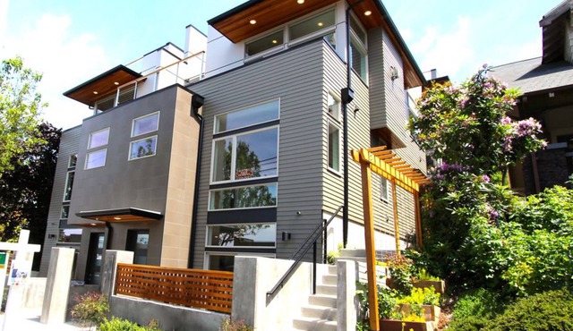 Serene Eastlake Home | Walled Patio & Gourmet Kitchen | Fantastic Location