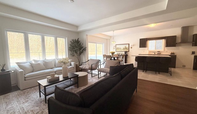 Serene Escape Near Niagara Falls: Spacious 4-BR Retreat for Families & Friends
