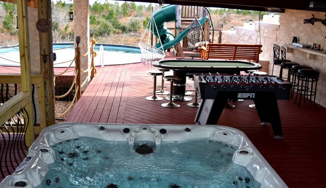 Serene Escape Villa: Pool, Hot Tubs, Games, Sauna, & Steam Room & much more fun!