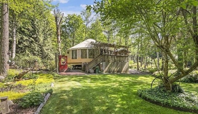 Serene Fall Getaway/Huge Yurt/Off Grid/Wifi/Work,Relax, and Play in the Woods