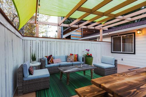 Serene Family Cottage-minutes to Downtown