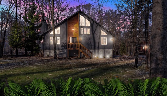 Serene, family-friendly mountain retreat. Game room, fire pit, walk to pool