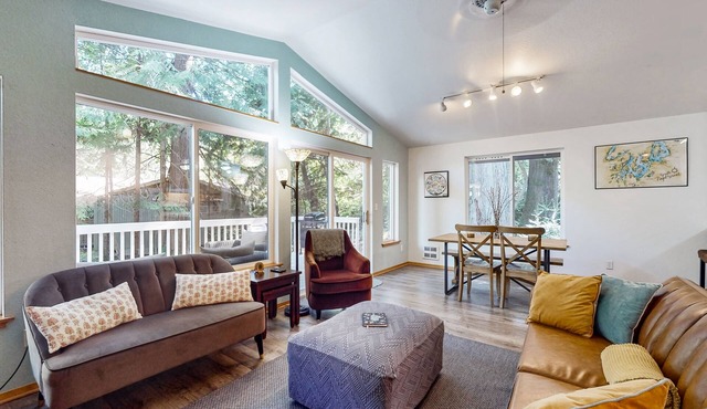 Serene family getaway with shared pool and hot tub, deck and gas grill