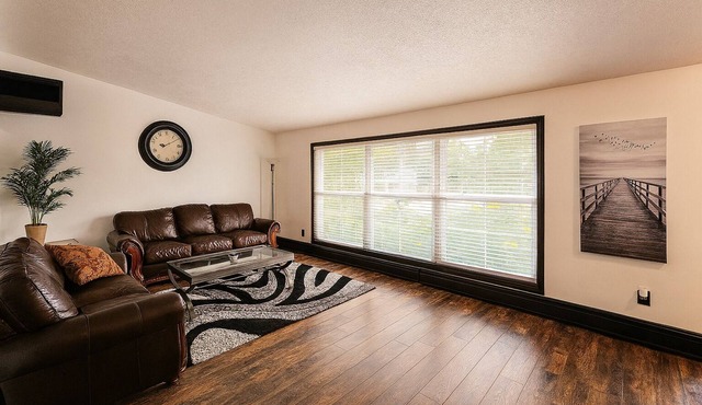 Serene Family Home: Sleeps 16!