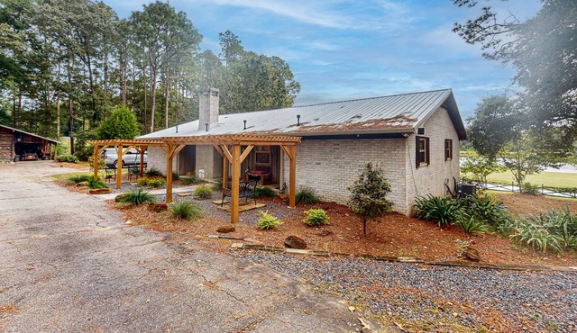 Serene Farm House with Expansive Land, Hot tub and Peaceful Pond Views