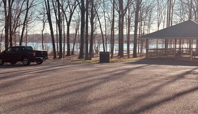 Serene Fishing Resort 3-bedroom lodge home with AC in lovely Benton