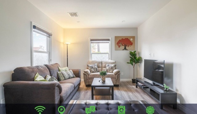 Serene Gem in LA: 4 Bedrooms with a Walk-In Closet, Streaming Options, High-Speed Internet, and Front Yard Oasis.