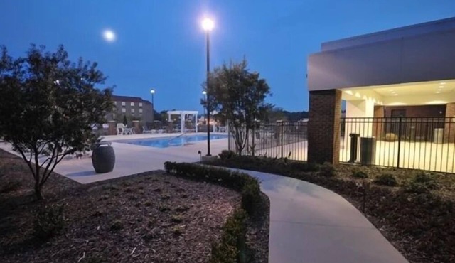 Serene Getaway: 2 Family-friendly Units Near Rocky Mount City Lake!