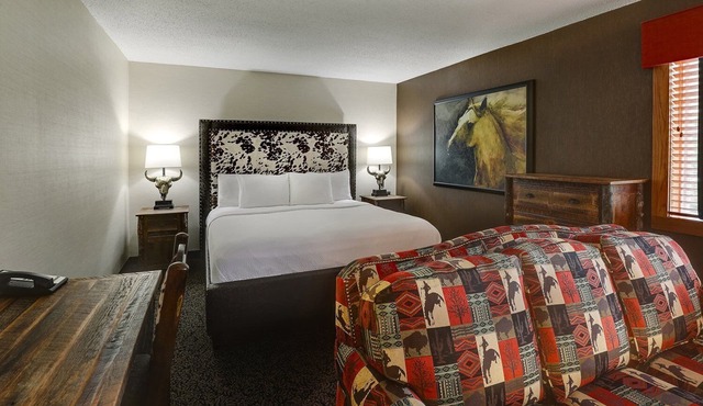 Serene Getaway Near Turtle Lake! Cozy Rooms with Pool Access, Parking