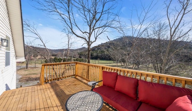 Serene getaway, refreshing, King bed, 75" smart TV
