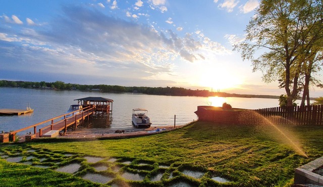 Serene Getaway with Hot Tub, Sauna, Firepit, Kayaks, Pontoon & Jet Ski Rentals!