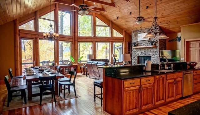 Serene Green - Views, Hot Tub, Gas Fireplace, 10 min to Skiing, 2 min to Tubing