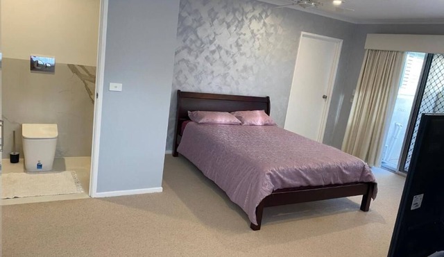 Serene Guest Room in Gladstone Park with Private Entrance