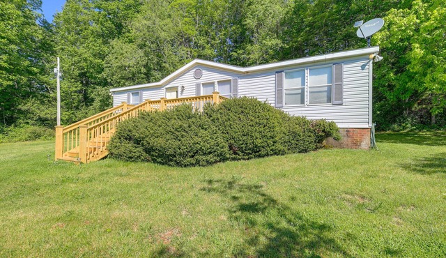 Serene Home: 2 Decks, 3 Mi to Blue Ridge Pkwy