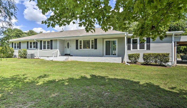 Serene Home on Pond - 5 Mi to Dtwn Greensboro