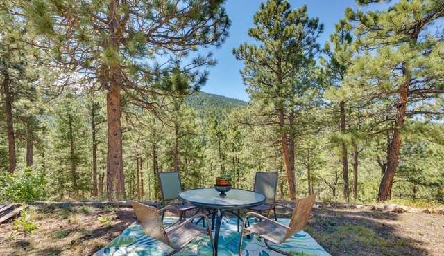 Serene Home w/ Hot Tub - 6 Mi to Boulder Falls!