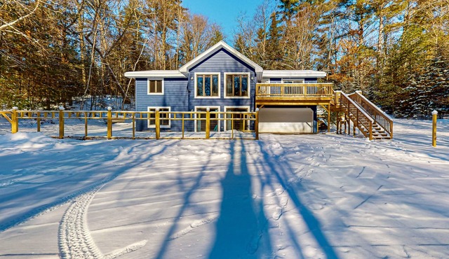 Serene Home w/large fenced in yard, jetted tub, WIFI, near Lakes & Trails