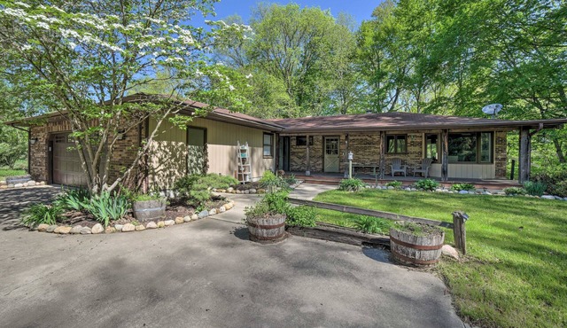 Serene Home with Fire pit, Gas Grill, WIFI & Close to Beach