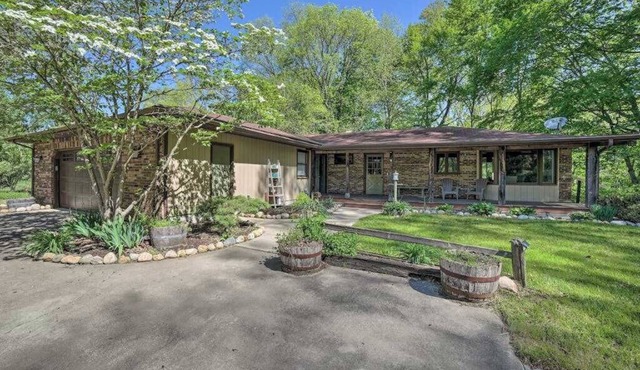 Serene Home with Fire pit, Gas Grill, WIFI & Close to Beach