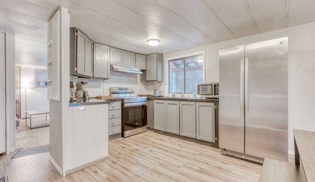 Serene home with large outdoor deck, beautiful forest views, firepit & gas grill