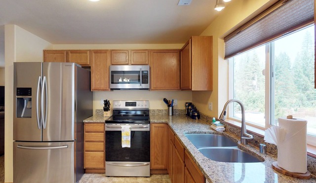 Serene Home with WiFi & Private Hot Tub - Close to Leavenworth