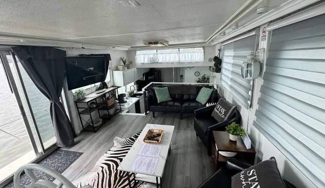 "Serene Houseboat Hideaway"nn