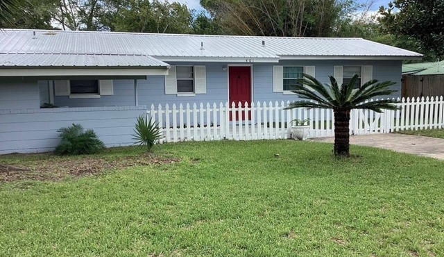 Serene in-town 3 bedroom house with AC, WiFi in quaint Lake City FL
