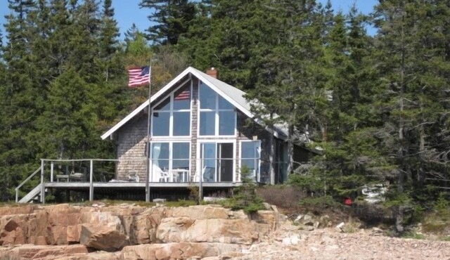 Serene, isolated beach-front cottage with newly renovated kitchen