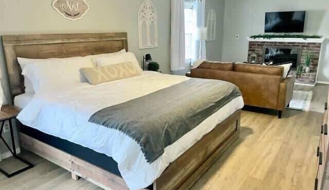 Serene Ivy Hills Home w/Hot Tub & Screened Porch