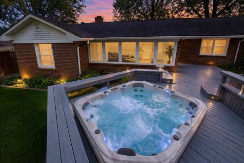 Serene Ivy Hills Home with Hot Tub & Screened Porch-Family Friendly