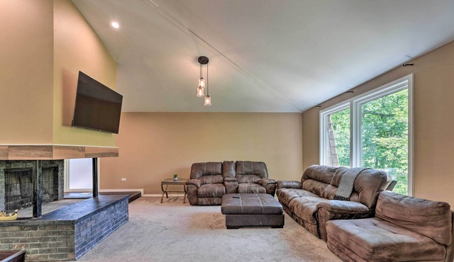 Serene Joliet Retreat w/ Grill, 3 Mi to Speedway!