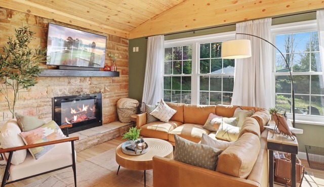 Serene Kentucky Lake Cabin Hot tub, Kayaks, Quiet Space, 15 min to Ark