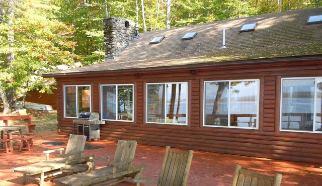 Serene Kezar Pond Log Home ,Gorgeous Sunsets Mountain Views!