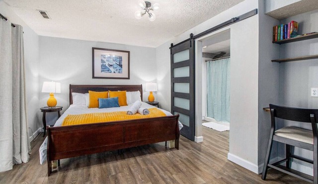 Serene King Suite on Gull Lake