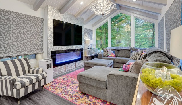 Serene Lake Cabin w/ Furnished Deck + Kayaks!