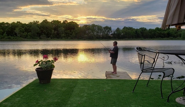 Serene Lake/Fishing Retreat w/outdoor hot tub and indoor Jaccuzzi
